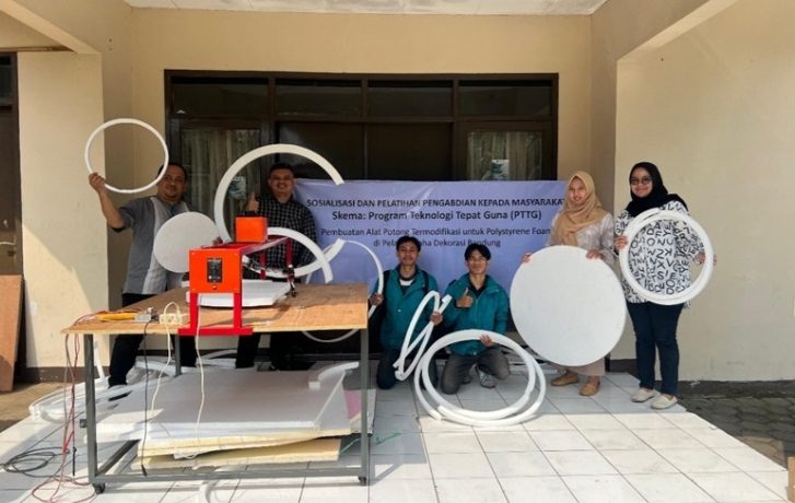 TEROBOSAN: Tim pengabdian dari Politeknik Negeri Bandung menawarkan solusi berupa pembuatan alat potong yang termodifikasi khusus untuk styrofoam ukuran besar. (ist)