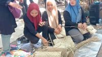 Ibu-Ibu di Desa Buniwangi Sukabumi Sulap Daun Pandan Laut Jadi Produk Tas