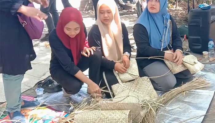 ibu ibu pengrajin daun pandan laut
