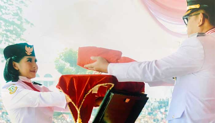 siswa SMAN 3 Sukabumi Pembawa Baki Bendera Merah-Putih