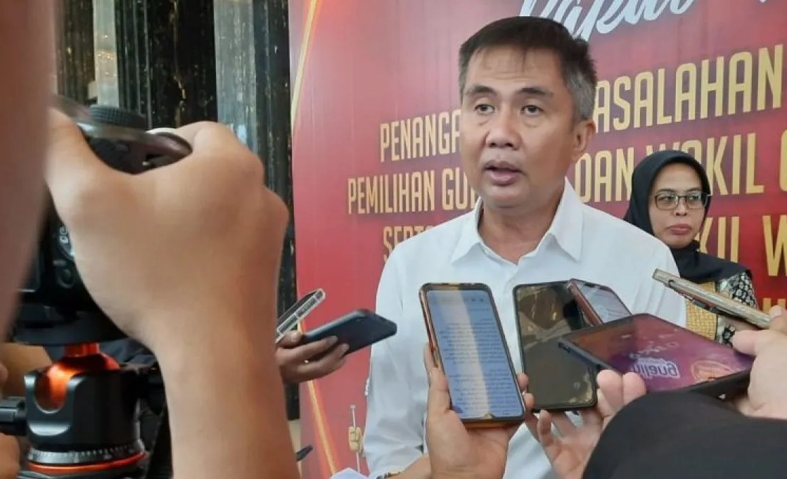 Pj Gubernur Jawa Barat Bey Triadi Machmudin saat memberikan keterangan di Bandung, Rabu (11/9/2024). (Ricky Prayoga)