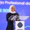 Manaker Ida Sebut Penentuan Upah Minimum 2025 Diputuskan Prabowo Menaker Ida Fauziyah dalam acara 'Penguatan Implementasi Core Values ASN Berakhlak Untuk Mewujudkan Budaya Kerja Profesional dan Melayani' di Denpasar, Bali, Jumat (19/7/2024)/ (Humas Kemnaker). JAKARTA -- Pemerintah mulai membahas besaran upah minimum (UM) 2025. Meski demikian, Menteri Ketenagakerjaan (Menaker) Ida Fauziyah mengatakan bahwa penentuan final akan diputuskan pada pemerintahan presiden terpilih Prabowo Subianto. Ida mengungkapkan, saat ini proses persiapan penentuan UM sudah berlangsung. Dewan Pengupahan Nasional (Depenas) telah melakukan sejumlah rapat. Pemerintah juga sudah meminta data dari Badan Pusat Statistik (BPS) untuk menghitung besaran UM tahun depan. Data BPS tersebut berkaitan dengan besaran inflasi hingga pertumbuhan ekonomi dari masing-masing provinsi. Hal itu sesuai dengan Peraturan Pemerintah (PP) Nomor 51 Tahun 2023 tentang Perubahan atas Peraturan Pemerintah Nomor 36 Tahun 2021 tentang Pengupahan. Ida tidak menjelaskan lebih detail seberapa jauh proses yang berjalan. Dia hanya menyampaikan bahwa pembahasan bakal dilanjutkan pada era pemerintahan yang baru, yaitu yang dipimpin Presiden terpilih-wapres terpilih Prabowo Subianto-Gibran Rakabuming Raka. ”Karena akan diputuskan kan pada November ya. Pada 21 November 2024,” ujarnya ditemui seusai acara Paritrana Award BPJS Ketenagakerjaan di Jakarta kemarin (12/9). Sebelumnya, Dirjen Pembinaan Hubungan Industrial dan Jaminan Sosial Ketenagakerjaan (PHI Jamsos) Kemenaker Indah Anggoro Putri menuturkan, sejauh ini belum ada perubahan perhitungan skema pengupahan. Saat ini perhitungan masih mengacu pada PP 51/2023 sebagaimana yang digunakan dalam penentuan UM 2024. (mia/wan/c6/dio)