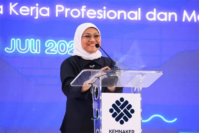 Manaker Ida Sebut Penentuan Upah Minimum 2025 Diputuskan Prabowo Menaker Ida Fauziyah dalam acara 'Penguatan Implementasi Core Values ASN Berakhlak Untuk Mewujudkan Budaya Kerja Profesional dan Melayani' di Denpasar, Bali, Jumat (19/7/2024)/ (Humas Kemnaker). JAKARTA -- Pemerintah mulai membahas besaran upah minimum (UM) 2025. Meski demikian, Menteri Ketenagakerjaan (Menaker) Ida Fauziyah mengatakan bahwa penentuan final akan diputuskan pada pemerintahan presiden terpilih Prabowo Subianto. Ida mengungkapkan, saat ini proses persiapan penentuan UM sudah berlangsung. Dewan Pengupahan Nasional (Depenas) telah melakukan sejumlah rapat. Pemerintah juga sudah meminta data dari Badan Pusat Statistik (BPS) untuk menghitung besaran UM tahun depan. Data BPS tersebut berkaitan dengan besaran inflasi hingga pertumbuhan ekonomi dari masing-masing provinsi. Hal itu sesuai dengan Peraturan Pemerintah (PP) Nomor 51 Tahun 2023 tentang Perubahan atas Peraturan Pemerintah Nomor 36 Tahun 2021 tentang Pengupahan. Ida tidak menjelaskan lebih detail seberapa jauh proses yang berjalan. Dia hanya menyampaikan bahwa pembahasan bakal dilanjutkan pada era pemerintahan yang baru, yaitu yang dipimpin Presiden terpilih-wapres terpilih Prabowo Subianto-Gibran Rakabuming Raka. ”Karena akan diputuskan kan pada November ya. Pada 21 November 2024,” ujarnya ditemui seusai acara Paritrana Award BPJS Ketenagakerjaan di Jakarta kemarin (12/9). Sebelumnya, Dirjen Pembinaan Hubungan Industrial dan Jaminan Sosial Ketenagakerjaan (PHI Jamsos) Kemenaker Indah Anggoro Putri menuturkan, sejauh ini belum ada perubahan perhitungan skema pengupahan. Saat ini perhitungan masih mengacu pada PP 51/2023 sebagaimana yang digunakan dalam penentuan UM 2024. (mia/wan/c6/dio)