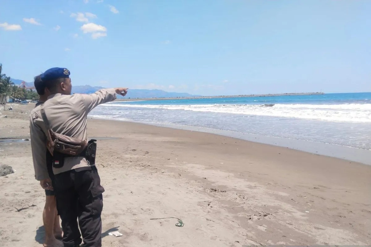 Pesonel Satpolairud Polres Sukabumi saat melakukan penyisiran di sekitar lokasi tenggelamnya seorang pelajar bernama Lang Lang Buana (17) asal Kampung Kadupugur, Desa Kadudampit, Kabupaten Sukabumi, Jabar di Pantai Cipatuguran, Kelurahan/Kecamatan Palabuhanratu pada Senin (16/9/2024).