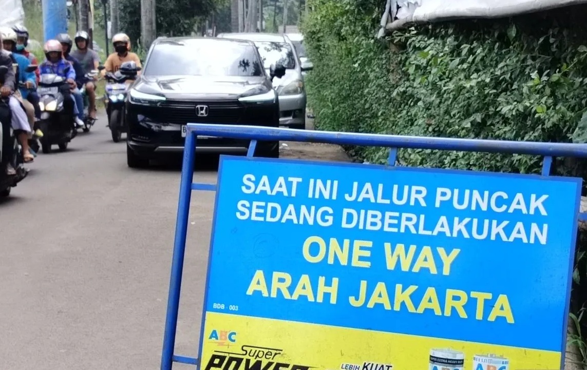 Situasi lalu lintas jalur wisata Puncak di simpang Gadog, Ciawi, Kabupaten Bogor, Jawa Barat. (M Fikri Setiawan)