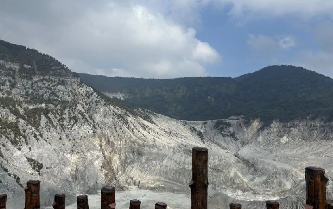 Situasi terkini di area wisata alam Gunung Tangkuban Parahu, Kabupaten Bandung Barat, Jawa Barat, Senin (9/9/2024). (Rubby Jovan)