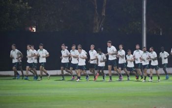 Sejumlah pesepak bola Timnas Australia melakukan pemanasan sebelum latihan resmi jelang pertandingan melawan Timnas Indonesia dalam laga kedua Grup C putaran ketiga Kualifikasi Piala Dunia 2026 Zona Asia di Lapangan A Gelora Bung Karno, Senayan, Jakarta, Senin (9/9/2024). (Hafidz Mubarak)