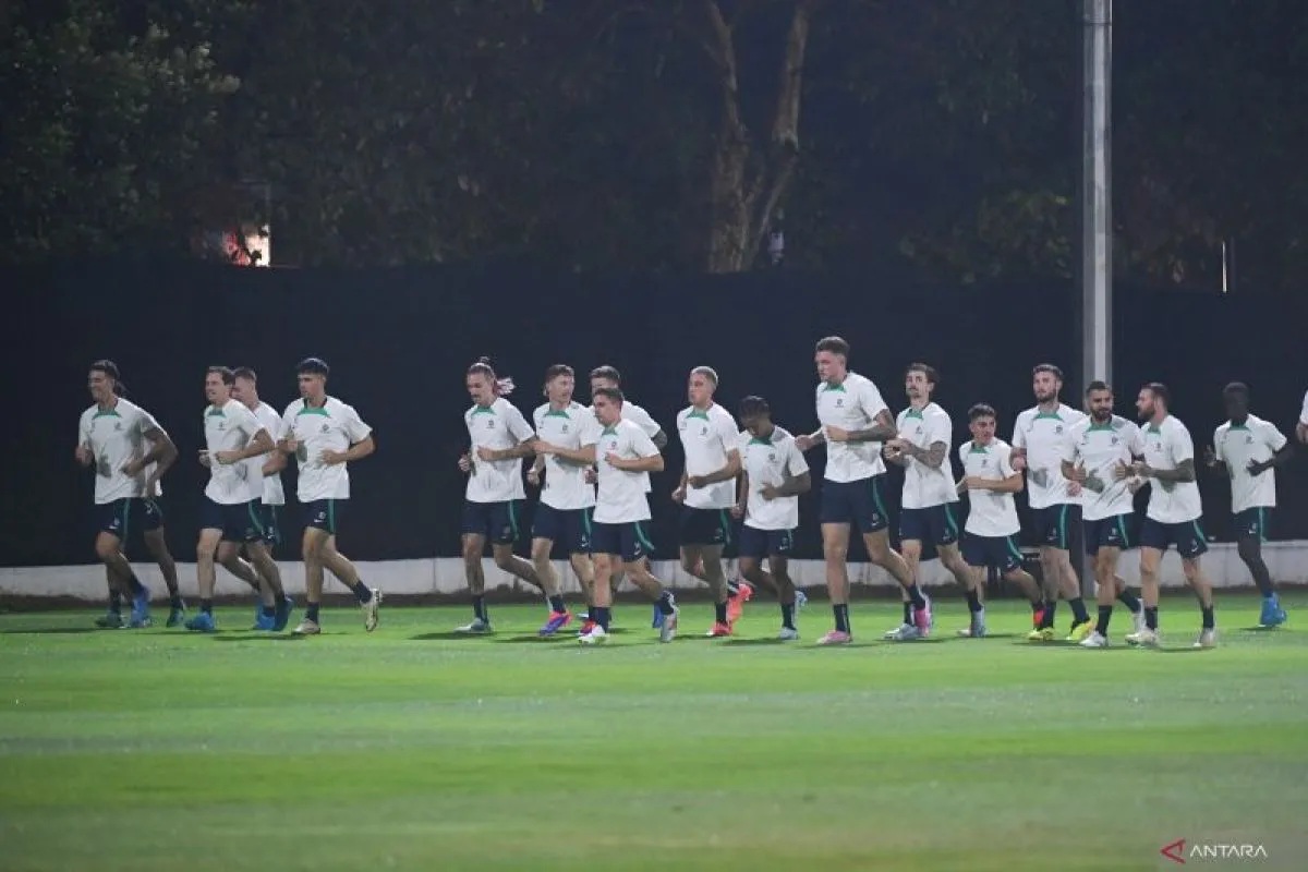 Sejumlah pesepak bola Timnas Australia melakukan pemanasan sebelum latihan resmi jelang pertandingan melawan Timnas Indonesia dalam laga kedua Grup C putaran ketiga Kualifikasi Piala Dunia 2026 Zona Asia di Lapangan A Gelora Bung Karno, Senayan, Jakarta, Senin (9/9/2024). (Hafidz Mubarak)