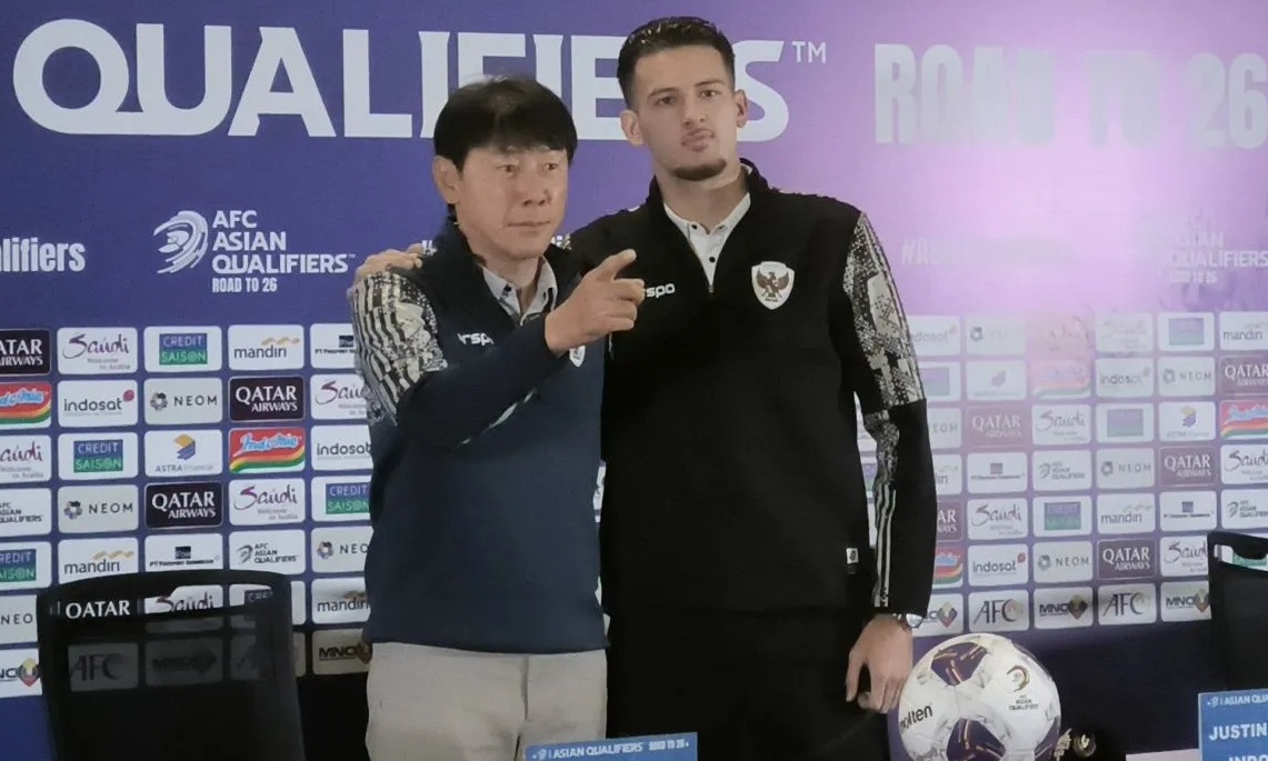Bek tim nasional Indonesia Justin Hubner (kanan) berfoto bersama sang pelatih Shin Tae-yong usai konferensi pers pra-laga Grup C putaran ketiga kualifikasi Piala Dunia 2026 zona Asia di Stadion Utama Gelora Bung Karno, Jakarta, Senin (9/9/2024). (Michael Siahaan)