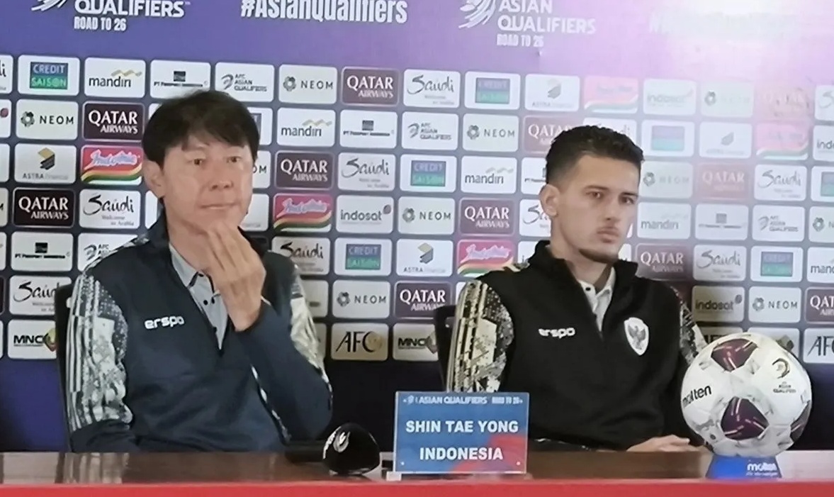 Pelatih tim nasional Indonesia Shin Tae-yong (kiri) dan bek Justin Hubner memberikan pernyataan pada konferensi pers prapertandingan Grup C putaran ketiga kualifikasi Piala Dunia 2026 zona Asia di Stadion Utama Gelora Bung Karno, Jakarta, Senin (9/9/2024). (Michael Siahaan)