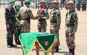 Pangdam VI/Mulawarman Mayjen TNI Tri Budi Utomo menutup Latsarmil yang dilakoni oleh 500 personel Komcad Matra Darat. (Biro Humas Setjen Kemhan)
