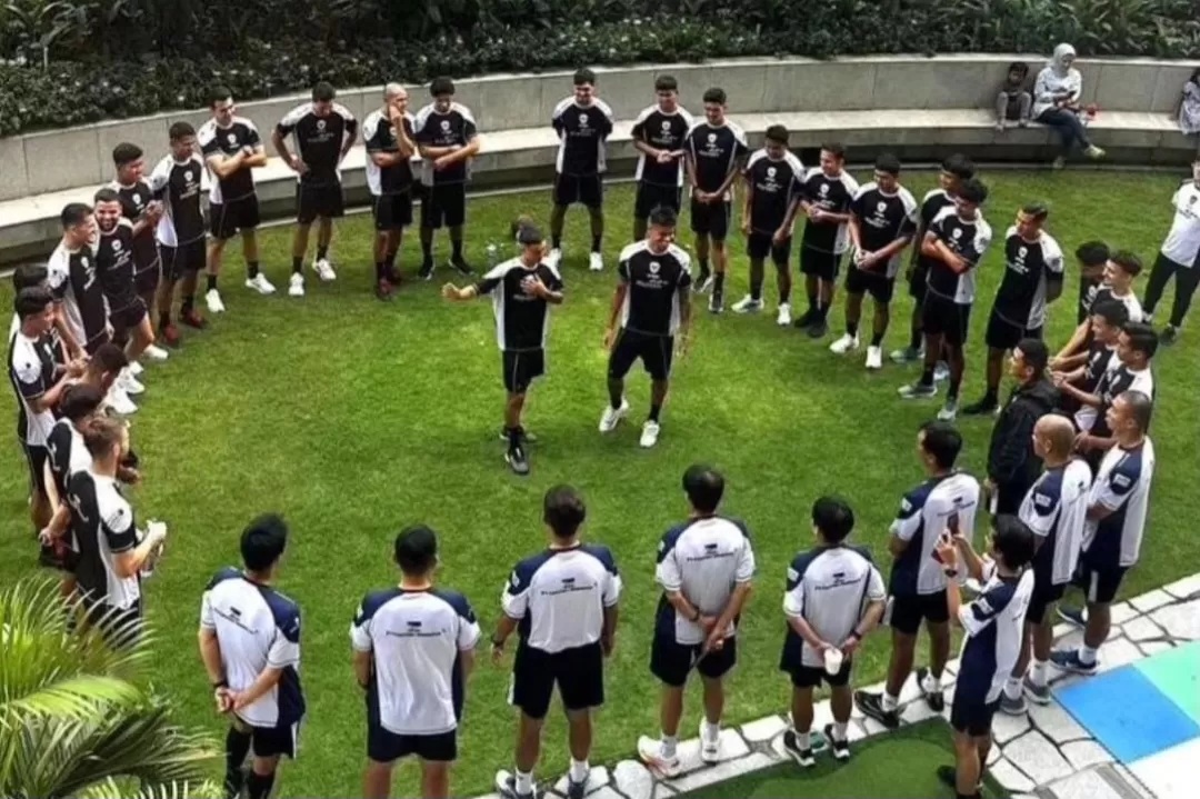 Mees Hilgers dan Eliano Reijnders memperkenalkan diri ke skuad timnas Indonesia, Sabtu (7/9). (Instagram @idn_abroad)