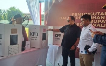 Ketua KPU Mochammad Afifuddin ketika meninjau langsung simulasi pilkada. (Feru Lantara)