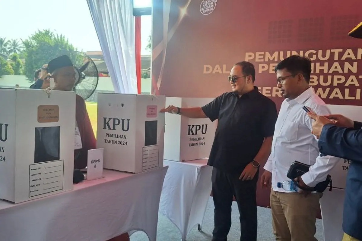 Ketua KPU Mochammad Afifuddin ketika meninjau langsung simulasi pilkada. (Feru Lantara)