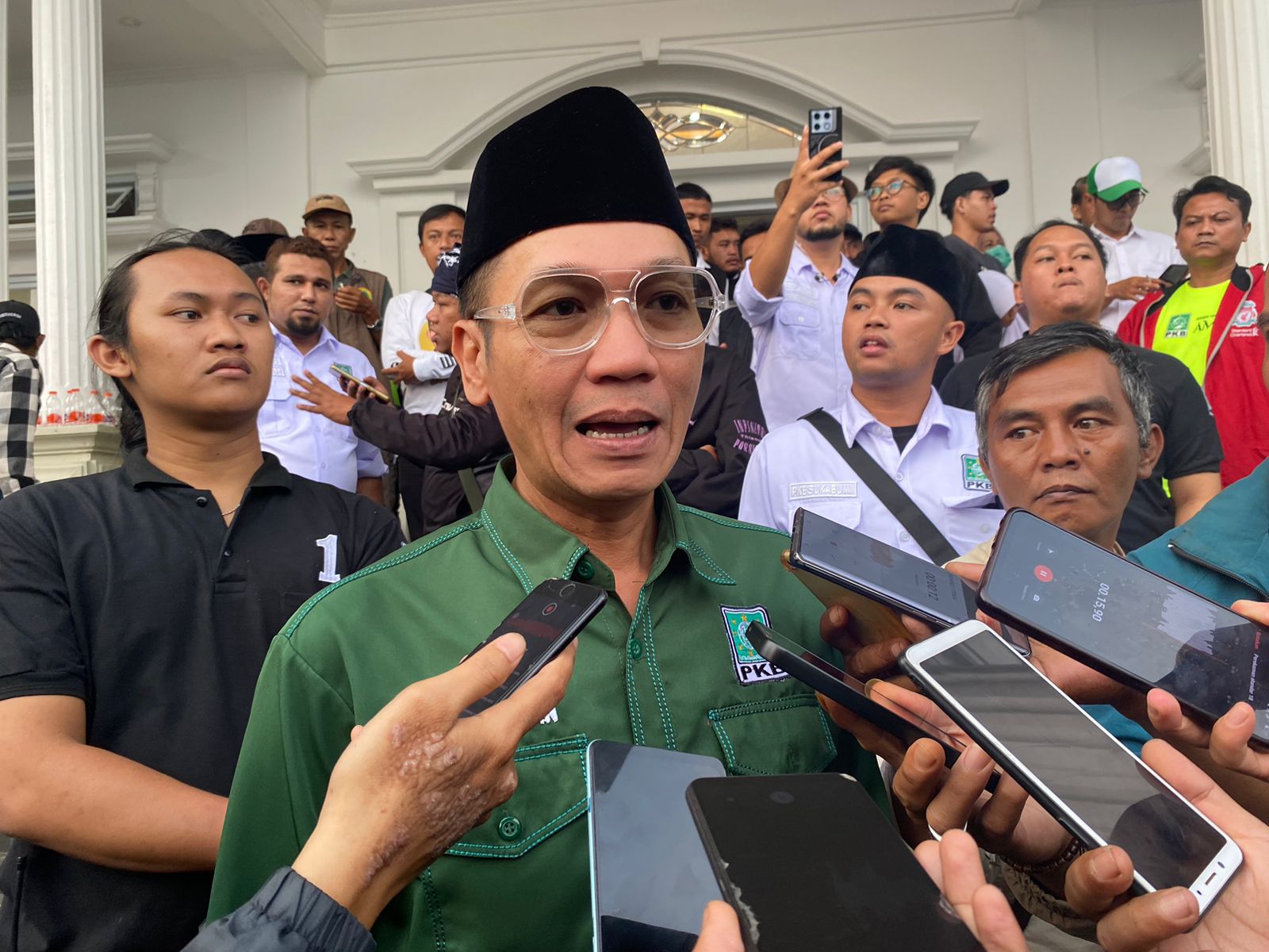 Ketua DPC PKB Kabupaten Sukabumi Hasim Adnan saat diwawancarai seusai konsolidasi pemenangan Paslon Gubernur-Wakil Gubernur Jabar dan Paslon Bupati-Wakil Bupati Sukabumi.