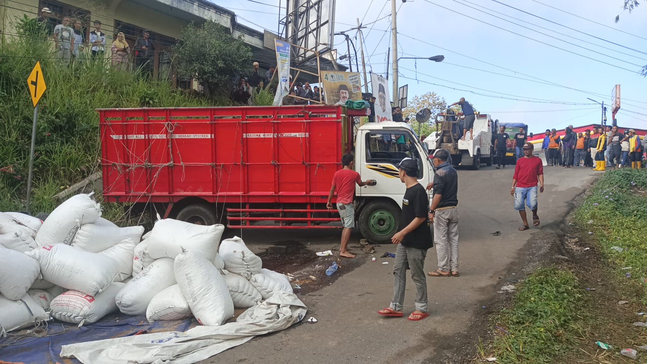 DIEVAKUASI : Petugas Polsek Nyalindung, Polres Sukabumi, saat mengevakuasi truk muatan pupuk kandang yang terjungkal di Jalan Raya Nyalindung - Sagaranten, tepatnya di Kampung Cikawung, RT 002/RW 008, Desa Nyalindung, Kecamatan Nyalindung, Kabupaten Sukabumi pada Senin (09/09) pagi.(FOTO : UNTUK RADAR SUKABUMI)