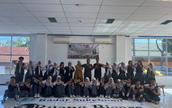 puluhan pelajar SMAN 4 Kota Sukabumi yang tergabung sebagai anggota ekstrakurikuler jurnalistik mengunjungi kantor Graha Pena harian Radar Sukabumi, Jumat (20/9/2024).