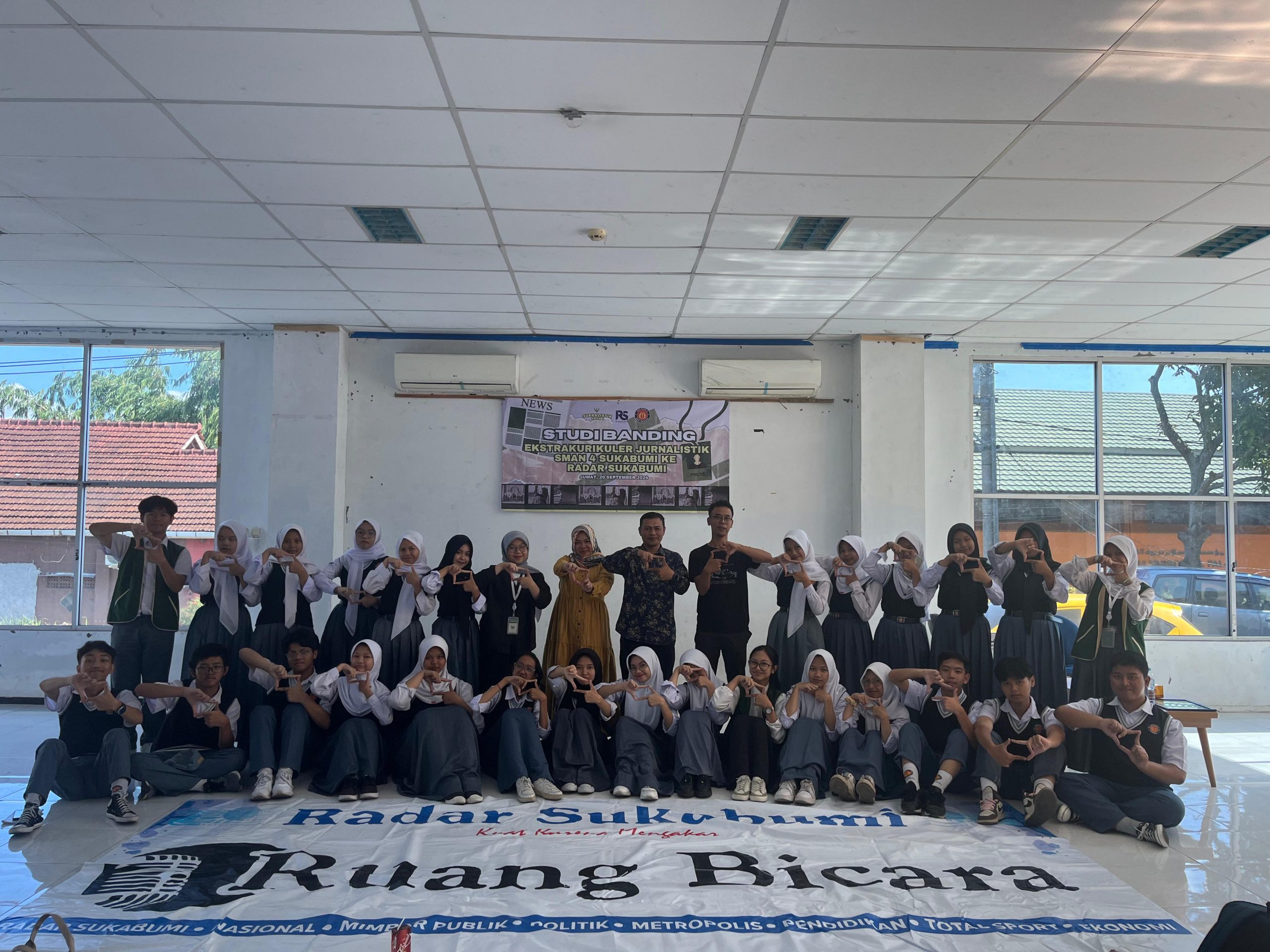 puluhan pelajar SMAN 4 Kota Sukabumi yang tergabung sebagai anggota ekstrakurikuler jurnalistik mengunjungi kantor Graha Pena harian Radar Sukabumi, Jumat (20/9/2024).