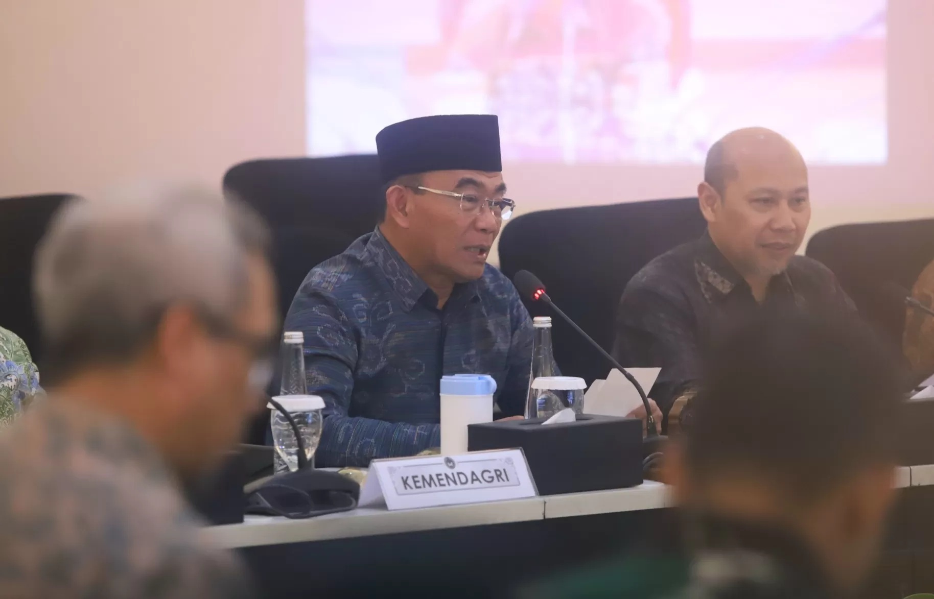 Menko PMK Muhadjir Effendy (tengah) saat memimpin Rapat Tingkat Menteri di kantor Kemenko PMK, Jakarta, Jumat (9/8/2024). (Dery Ridwansah/ JawaPos.com)