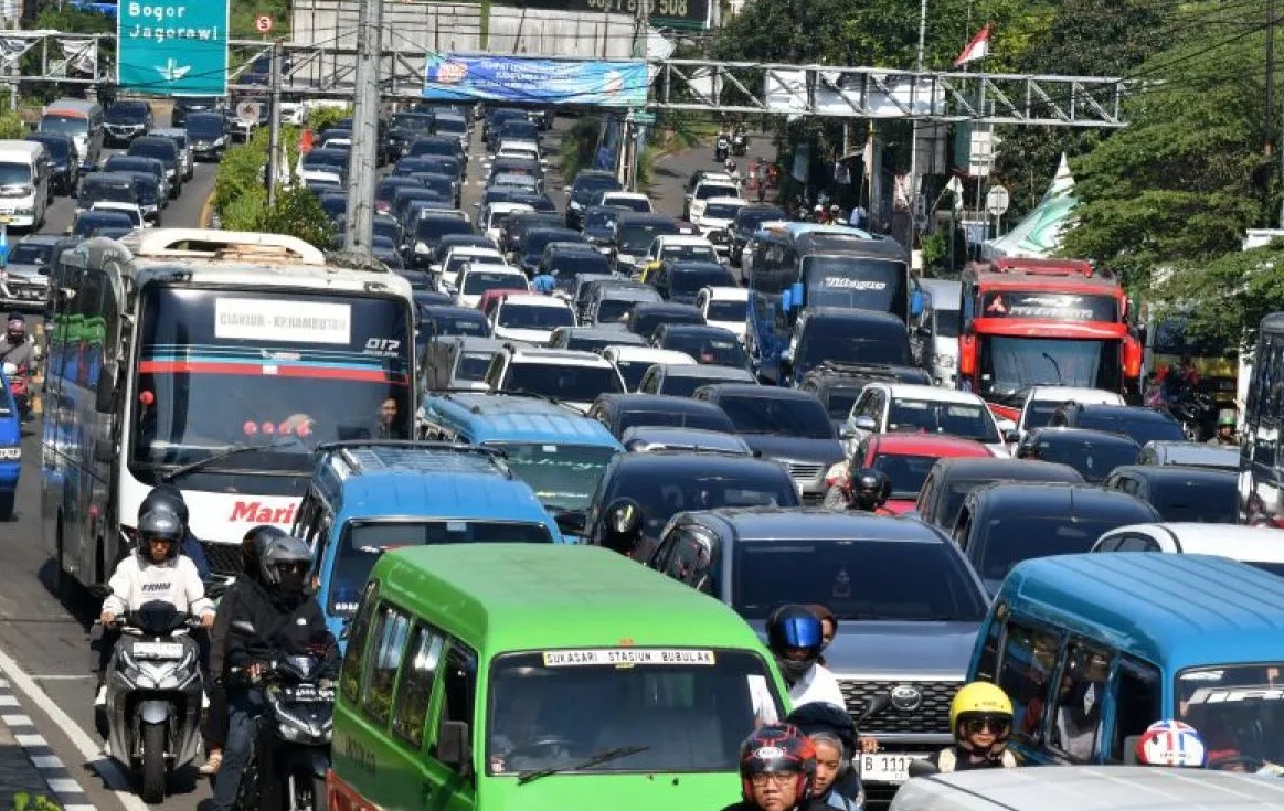 Sejumlah kendaraan bergerak melambat saat pemberlakuan satu arah menuju jalur wisata Puncak di Simpang Gadog Kabupaten Bogor Jawa Barat, Minggu (15/9/2024).