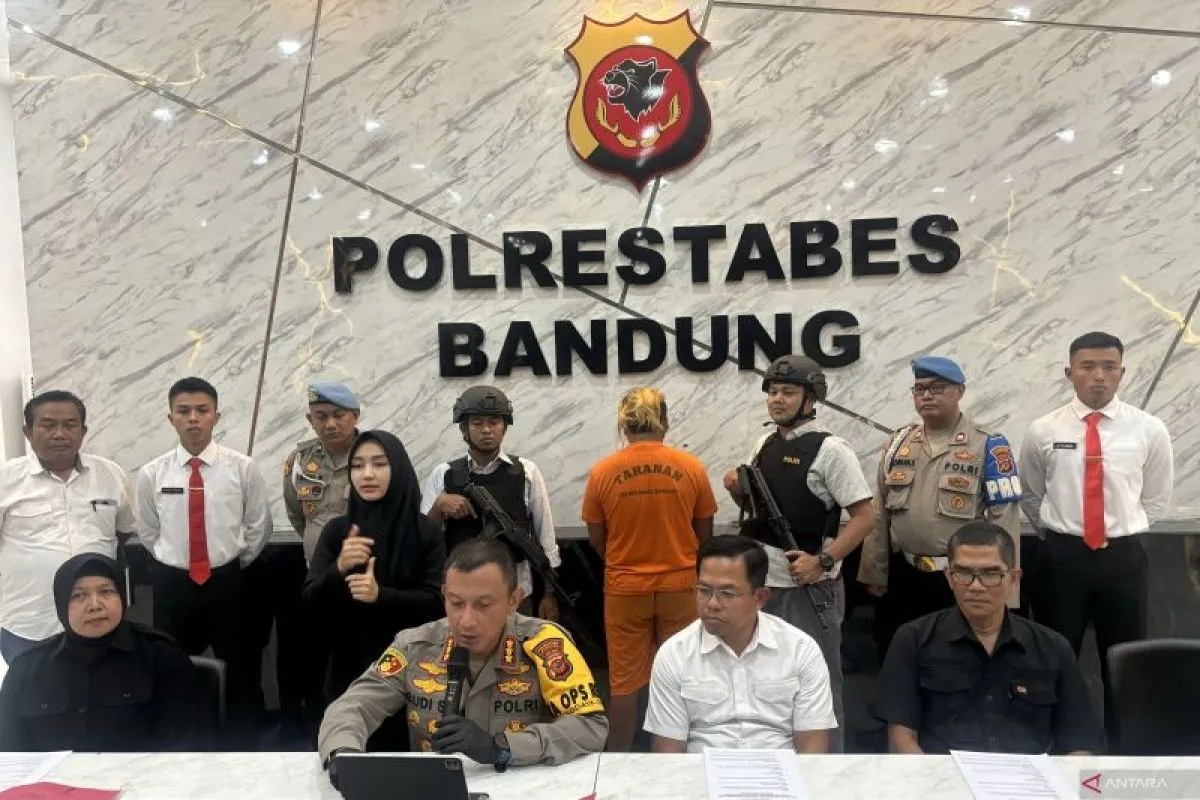 Kapolrestabes Bandung Kombes Pol Budi Sartono saat ungkap kasus pembunuhan di Mapolrestabes Bandung, Kota Bandung, Jawa Barat, Selasa (17/9/2024). (Rubby Jovan)