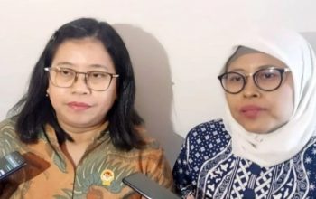 Komisioner Lembaga Perlindungan Saksi dan Korban (LPSK) Susilaningtias (kiri) dan Sri Suparyati (kanan) memberikan keterangan kepada wartawan di Jakarta, Rabu (22/5/2024). (Laily Rahmawaty)