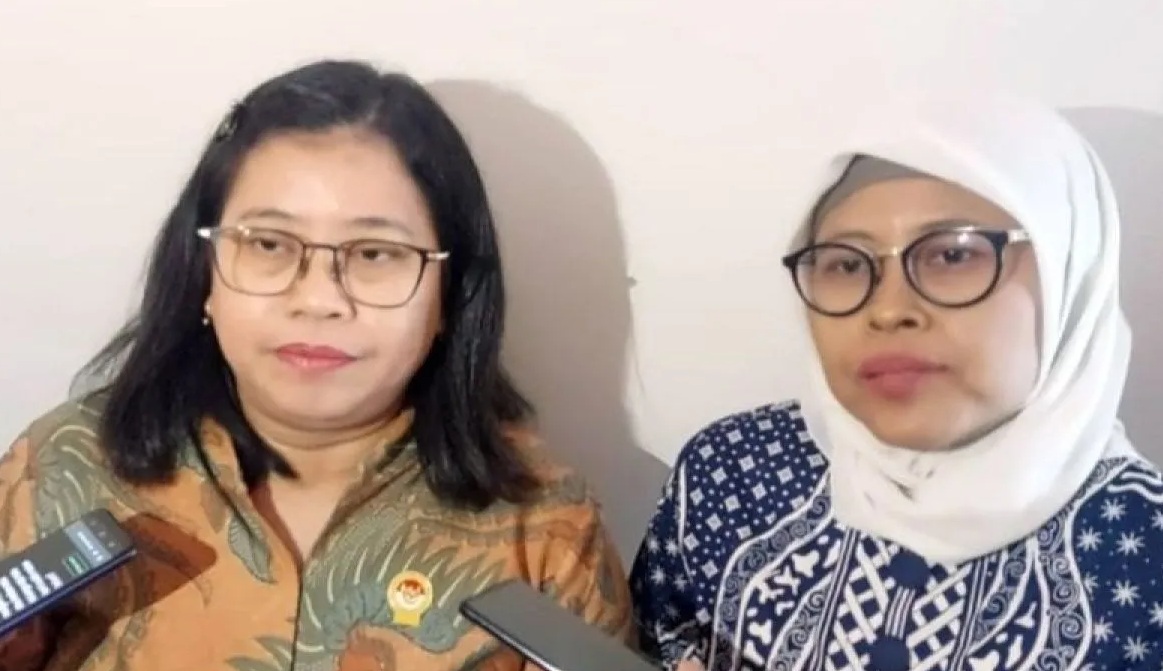 Komisioner Lembaga Perlindungan Saksi dan Korban (LPSK) Susilaningtias (kiri) dan Sri Suparyati (kanan) memberikan keterangan kepada wartawan di Jakarta, Rabu (22/5/2024). (Laily Rahmawaty)