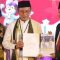 Ketua KPU Kabupaten Ciamis Oong Ramdani (kanan) menerima berkas persyaratan administrasi pendaftaran dari pasangan calon peserta Pilkada Ciamis Herdiat Sunarya-Yana D Putra. (KPU Ciamis)