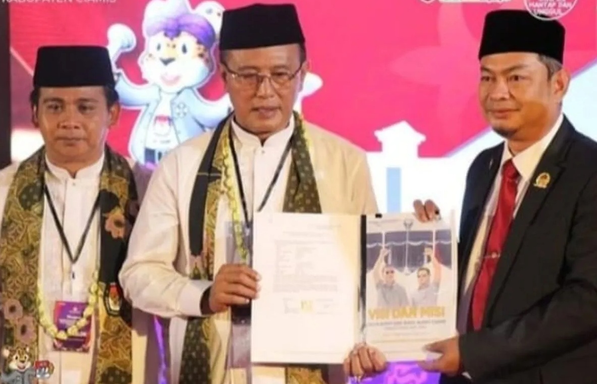Ketua KPU Kabupaten Ciamis Oong Ramdani (kanan) menerima berkas persyaratan administrasi pendaftaran dari pasangan calon peserta Pilkada Ciamis Herdiat Sunarya-Yana D Putra. (KPU Ciamis)