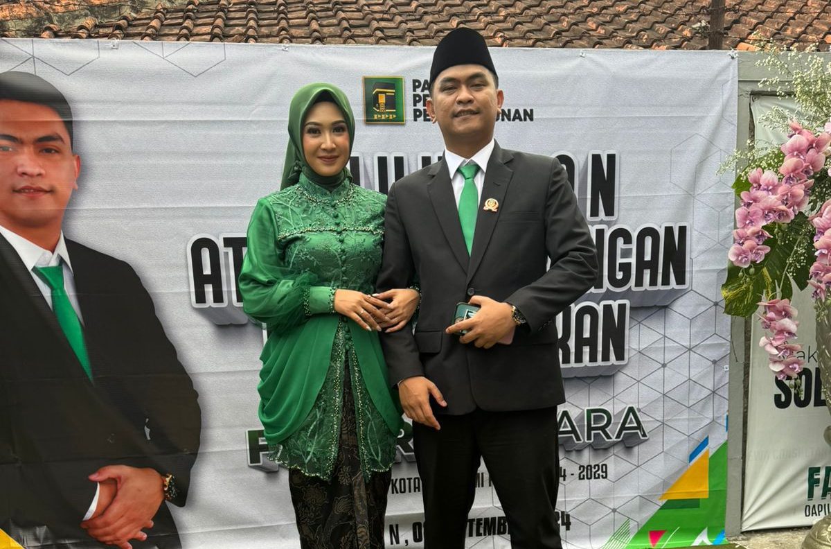 Anggota DPRD Kota Sukabumi terpilih dari Fraksi PPP, Fajar Kontara bersama Istri seusai dilantik.