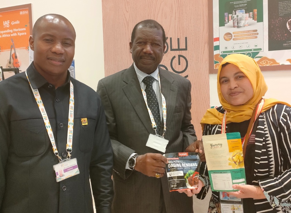 SUKSES : Owner Yammy Babeh Ade Soelistyowati berfoto bersama buyers dari negara Tanzania pada acara Indonesia-Africa Forum (IAF) 2024 yang diselenggarakan di Bali pada 1-3 September 2024.(FOTO : dok/radarsukabumi)