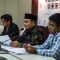 Ketua KPU RI Mochammad Afifuddin (tengah) bersama Anggota KPU RI August Mellaz (kiri) dan Idham Holik (kanan) memberikan keterangan kepada media terkait perkembangan penerimaan pendaftaran Pencalonan kepala daerah Pilkada Serentak Tahun 2024 di kantor KPU RI, Jakarta, Jumat (30/8/2024). (Salman Toyibi/Jawa Pos)