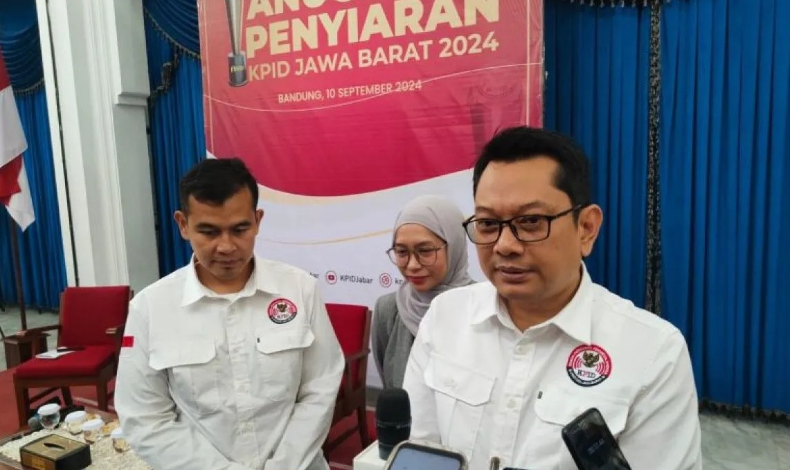 Ketua KPID Jabar Adiyana Slamet memberikan keterangan di Gedung Sate Bandung, Selasa (10/9/2024). (Ricky Prayoga)