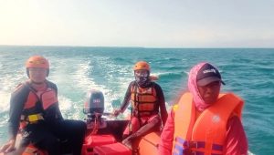 Tim SAR gabungan saat melakukan pencarian ABK yang mengalami kecelakaan laut yakni hilang tenggelam di perairan laut Ujunggeteng, Kecamatan Ciracap, Kabupaten Sukabumi, Jawa Barat pada Rabu (4/9/2024). 