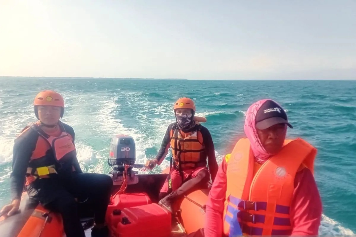 Tim SAR gabungan saat melakukan pencarian ABK yang mengalami kecelakaan laut yakni hilang tenggelam di perairan laut Ujunggeteng, Kecamatan Ciracap, Kabupaten Sukabumi, Jawa Barat pada Rabu (4/9/2024). 