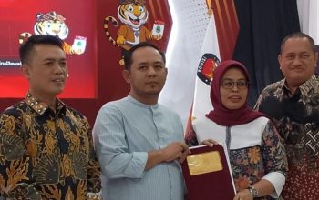 Jajaran KPU dan Bawaslu Jabar dalam konferensi pers pengumuman hasil tes kesehatan bakal pasangan calon Pemilihan Gubernur Jabar 2024 di KPU Jabar, Kamis (5/9/2024). (Ricky Prayoga)