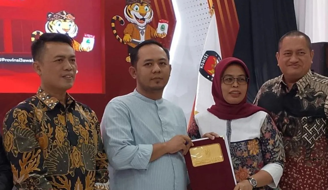 Jajaran KPU dan Bawaslu Jabar dalam konferensi pers pengumuman hasil tes kesehatan bakal pasangan calon Pemilihan Gubernur Jabar 2024 di KPU Jabar, Kamis (5/9/2024). (Ricky Prayoga)