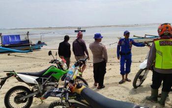 Tim Search And Rescue (SAR) gabungan melakukan pencarian terhadap dua nelayan yang hilang setelah perahunya dihantam ombak besar di perairan laut Kabupaten Garut
