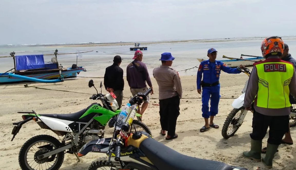 Tim Search And Rescue (SAR) gabungan melakukan pencarian terhadap dua nelayan yang hilang setelah perahunya dihantam ombak besar di perairan laut Kabupaten Garut