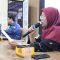  Kepala Divisi Sosialisasi, Pendidikan Pemilih, Partisipasi Masyarakat, dan SDM KPU Kota Sukabumi, Seni Soniansih didampingi Kepala Divisi Rendatin (Perencanaan, Data, dan Informasi) Nenda Suhanda saat serah terima APK dan bahan kampanye.