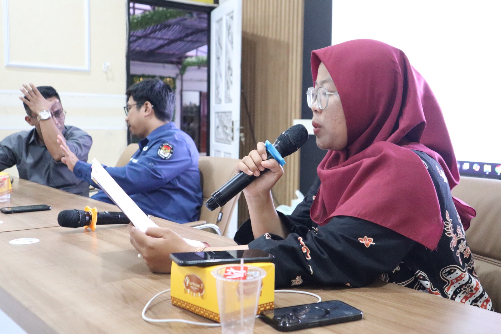 Kepala Divisi Sosialisasi, Pendidikan Pemilih, Partisipasi Masyarakat, dan SDM KPU Kota Sukabumi, Seni Soniansih didampingi Kepala Divisi Rendatin (Perencanaan, Data, dan Informasi) Nenda Suhanda saat serah terima APK dan bahan kampanye.