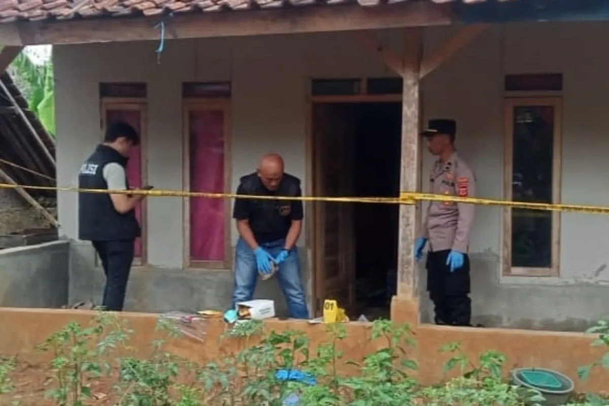 Polisi melakukan olah tempat kejadian perkara kasus tiga pemuda tewas setelah menenggak minuman keras oplosan di Kecamatan Peundeuy, Kabupaten Garut, Jawa Barat, Minggu (1/9/2024). (Polres Garut)