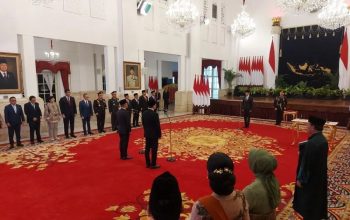 Presiden Joko Widodo saat melantik Saifullah Yusuf sebagai Menteri Sosial (Mensos) dan Irjen Pol. Eddy Hartono sebagai Kepala BNPT di Istana Negara Jakarta, Rabu (11/9/2024). (Andi Firdaus)