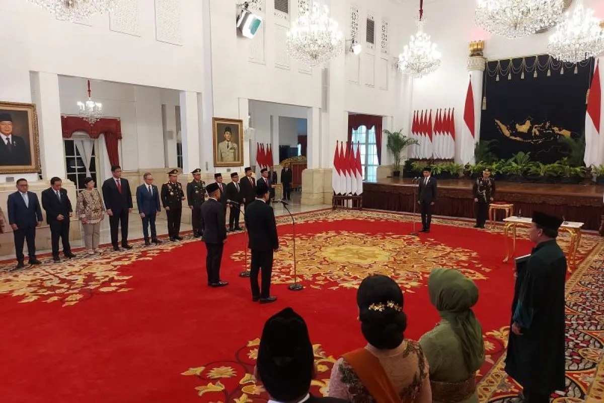 Presiden Joko Widodo saat melantik Saifullah Yusuf sebagai Menteri Sosial (Mensos) dan Irjen Pol. Eddy Hartono sebagai Kepala BNPT di Istana Negara Jakarta, Rabu (11/9/2024). (Andi Firdaus)