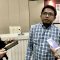 Anggota KPU RI Idham Holik (tengah) menjawab pertanyaan wartawan saat dia ditemui selepas jumpa pers di Kantor KPU RI, Jakarta, Jumat (30/8/2024).