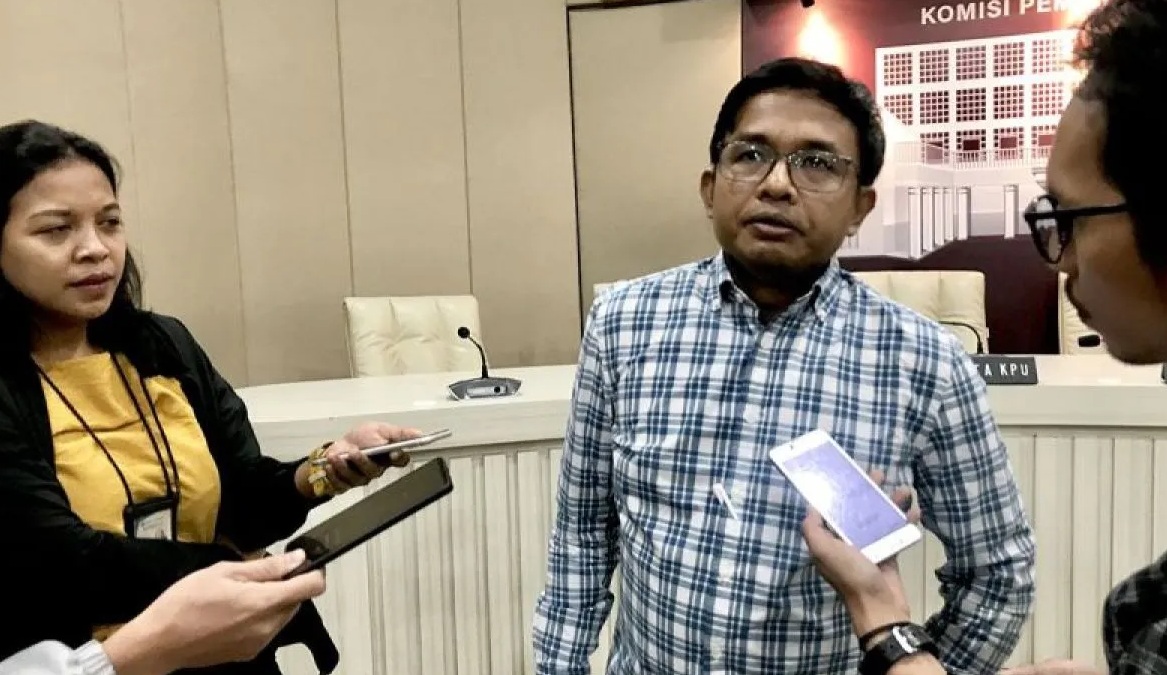 Anggota KPU RI Idham Holik (tengah) menjawab pertanyaan wartawan saat dia ditemui selepas jumpa pers di Kantor KPU RI, Jakarta, Jumat (30/8/2024).