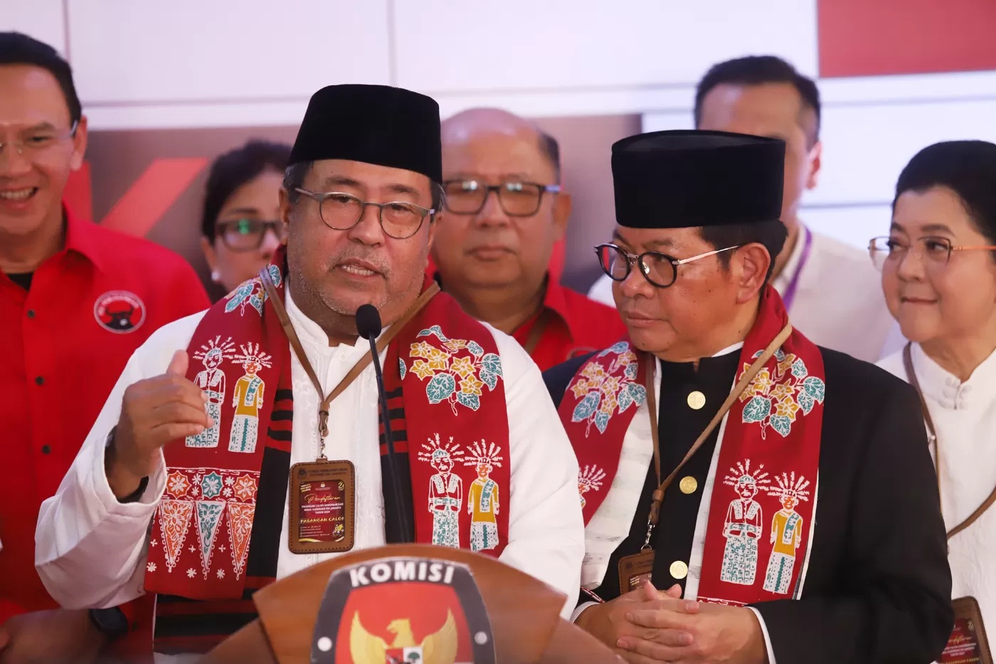 Pasangan bakal calon Gubernur dan Wakil Gubernur DKI Jakarta Pramono Anung dan Rano Karno usai mendaftar sebagai peserta Pilgub DKI Jakarta 2024 di Kantor KPU DKI Jakarta, Rabu (28/8/2024). (Dery Ridwansah/ JawaPos.com)