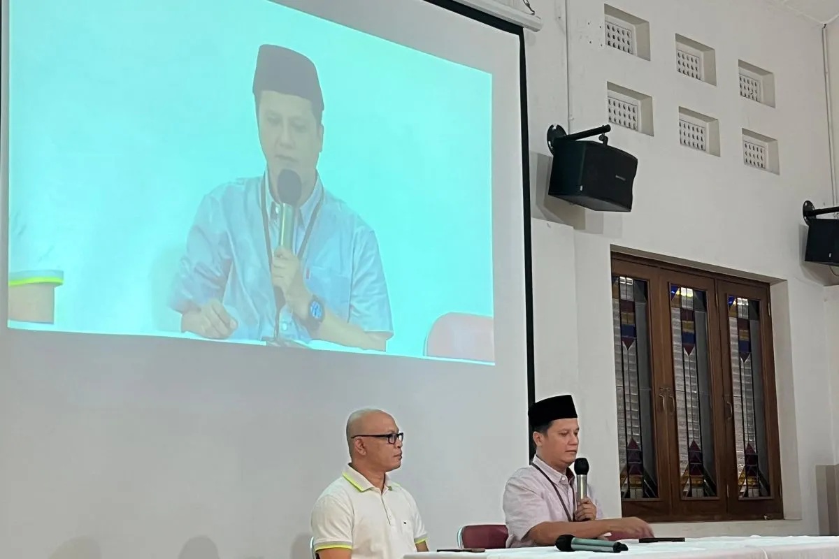 Ketua Divisi Sosialisasi, Pendidikan, Pemilih dan Partisipasi Masyarakat KPU Jabar Hedi Ardia (kanan) dan Kepala Paroki Santo Ignatius Cimahi, Yulianus Yaya Rusyadi (kiri) berbicara dalam acara Sosialisasi Pendidikan Pemilih bersama Jaringan Lintas Iman dan Kemanusiaan di Cimahi, Senin (16/9/2024). (HO KPU Jabar)