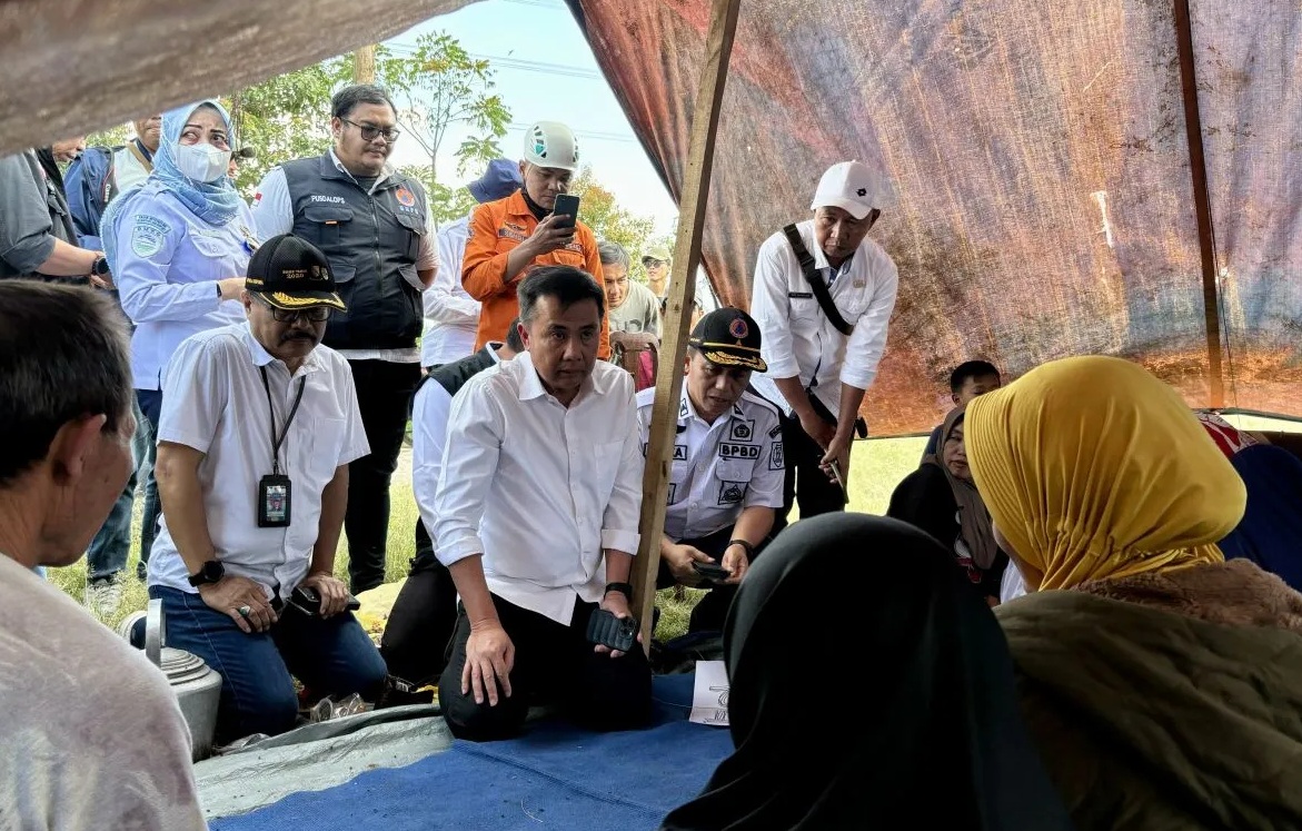 Penjabat Gubernur Jawa Barat Bey Machmudin meninjau korban gempa bumi di posko pengungsian di Kecamatan Kertasari, Kabupaten Bandung, Jawa Barat, Rabu (18/9/2024). (Rubby Jovan)