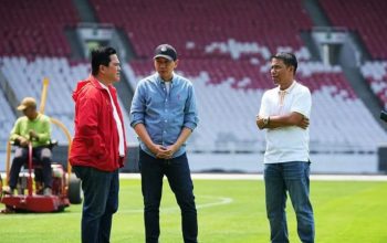 Ketum PSSI Erick Thohir (tengah) meninjau kondisi Stadion Utama Gelora Bung Karno (GBK) di Senayan, Jakarta, Sabtu (7/9/2024). (PSSI)